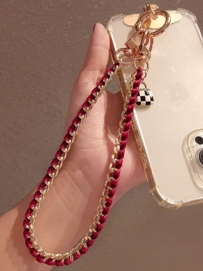 Handy-Handgelenkriemen aus goldfarbener Kette als Anti-Lost-Handylanyard, mit einer roten und goldfarbenen Kette und einem schwarz-weißen karierten Anhänger.