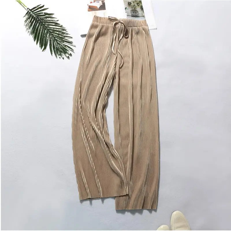 beige plissierte, weit geschnittene Sommerhose für Damen mit elastischem Bund, Kordelzug und dezenten Details an den Seitennahtbereichen