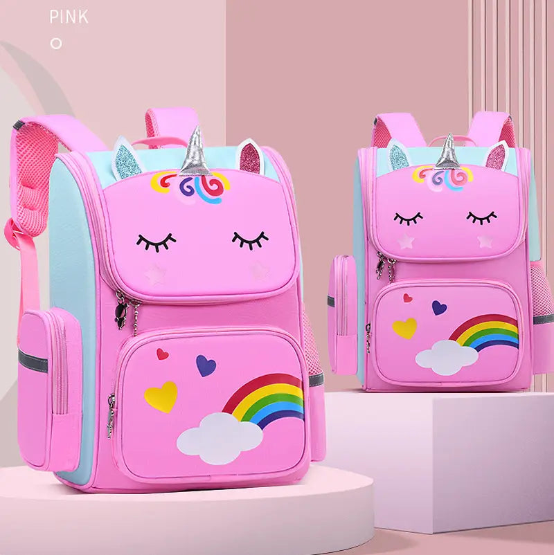 Rosa Einhorn-motivierter Schulrucksack für Mädchen mit einem glitzernden silbernen Horn und einem Regenbogen-Wolke-Design.