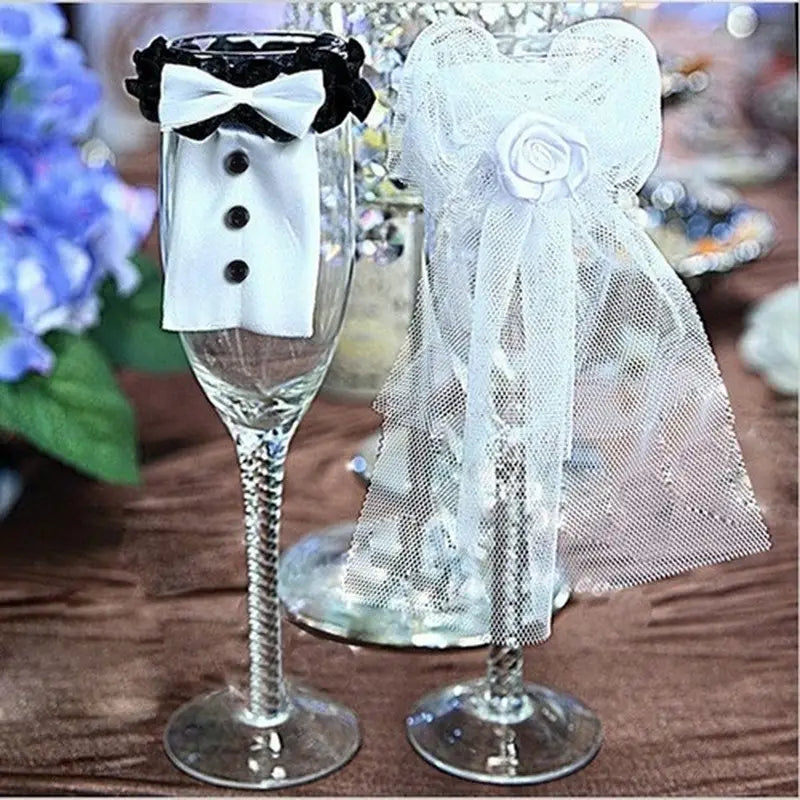 Copa tipo champán de cristal con tallo trenzado transparente, con un adorno superior en miniatura de esmoquin negro y blanco del juego de cubiertas de copas de vino para la novia y el novio.