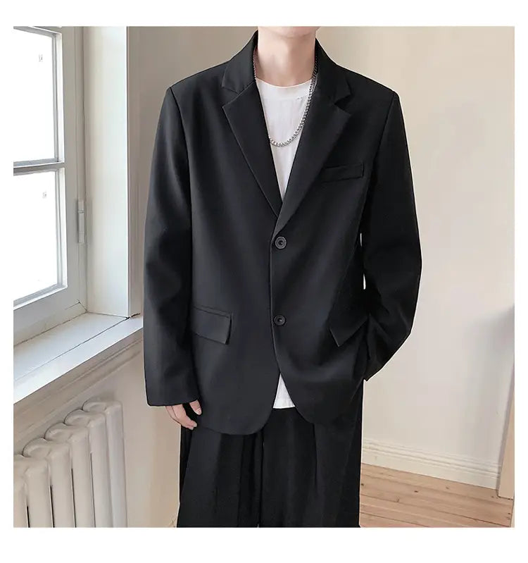 Herren-Casual-Sakko in Schwarz mit elegantem modernem Schnitt und zwei vorderen Knöpfen aus hochwertigem Stoff.