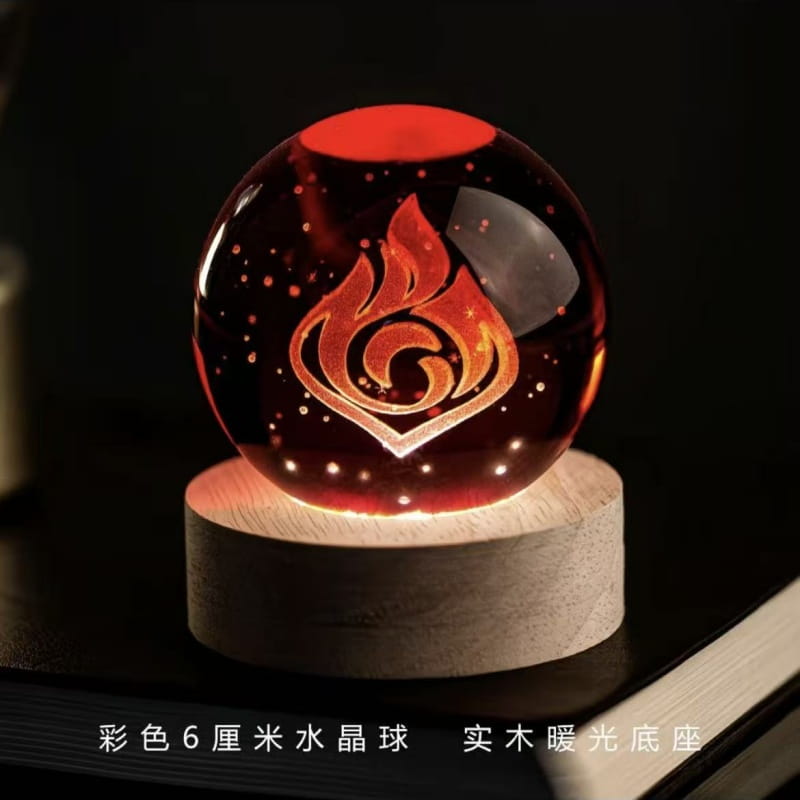 Un emblème de flamme rouge et orange lumineux est gravé dans une boule de cristal translucide de 6 cm, posée sur une base en bois de couleur claire, dans le cadre des produits finis de Genshin Impact.