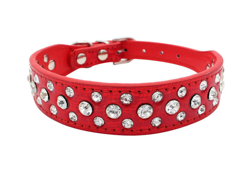 Rotes Leder-Hundehalsband für kleine Hunde und Katzen, verziert mit funkelnden klaren Strasssteinen und Metallbeschlägen in Silberoptik, aus Kunstleder gefertigt.
