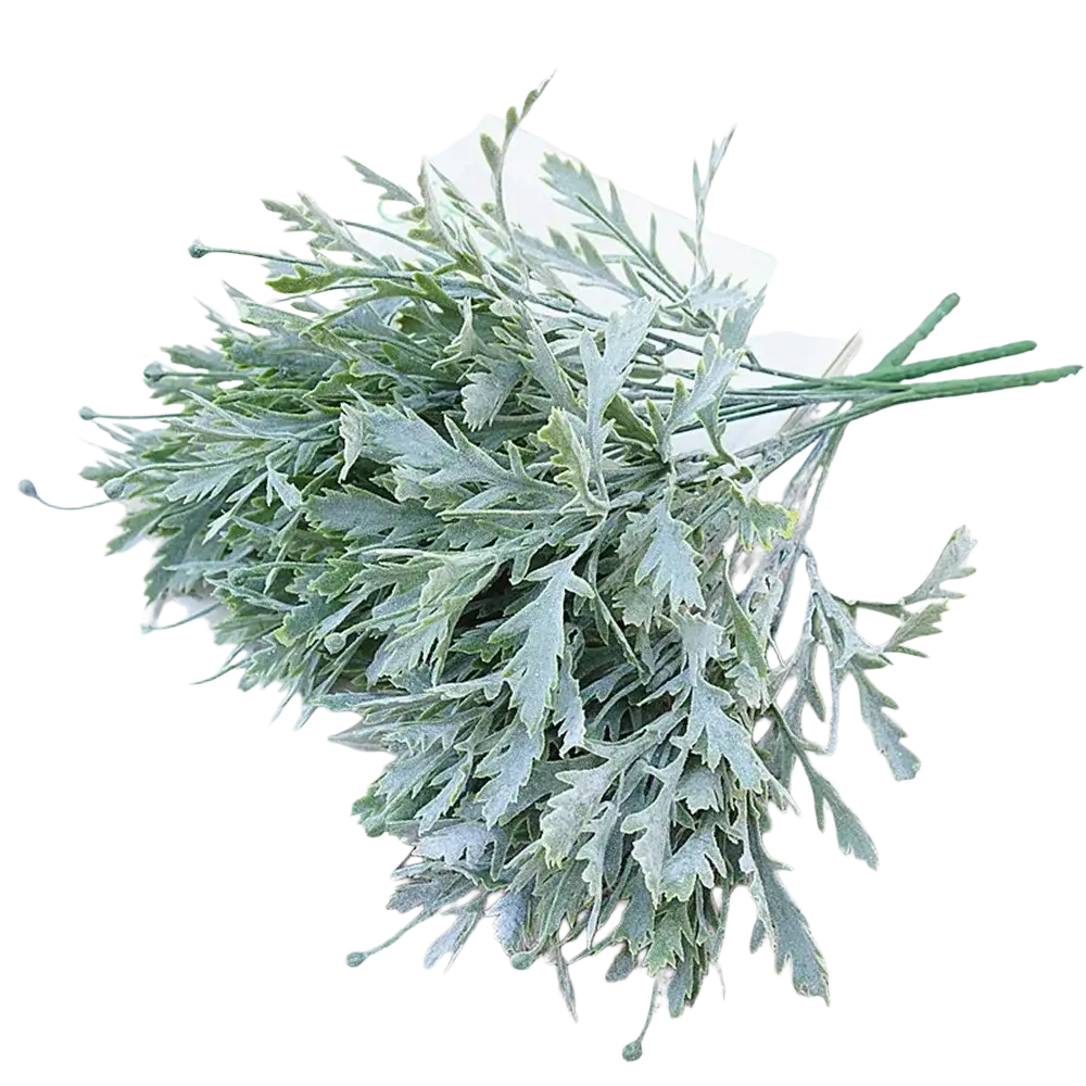 Un manojo de hojas artificiales de crisantemo color salvia con un acabado verde suave escarchado y textura plumosa para la decoración del hogar.