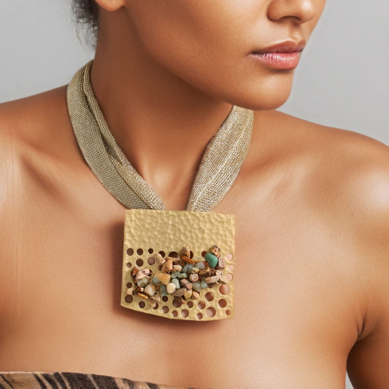 Collier ras du cou géométrique en métal martelé à finition dorée pour femmes, avec un pendentif carré perforé au design, et des pierres multicolores intégrées, en tant que bijou d’affirmation.