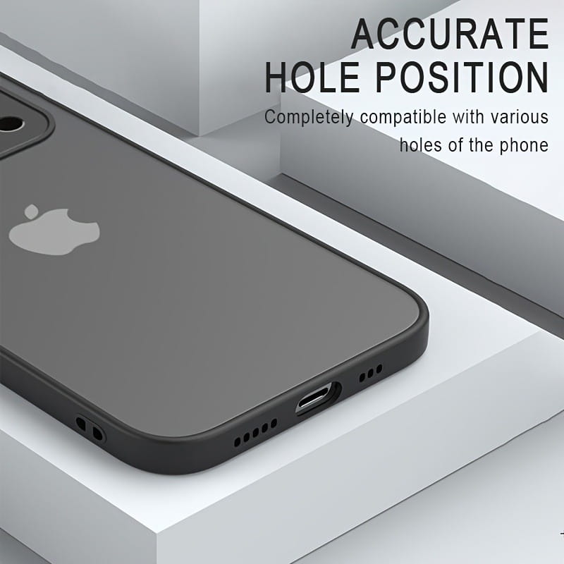 Carcasa negra transparente para iPhone con armadura translúcida y resistente a impactos, con recortes precisos, mostrada desde el reverso para varios modelos de iPhone