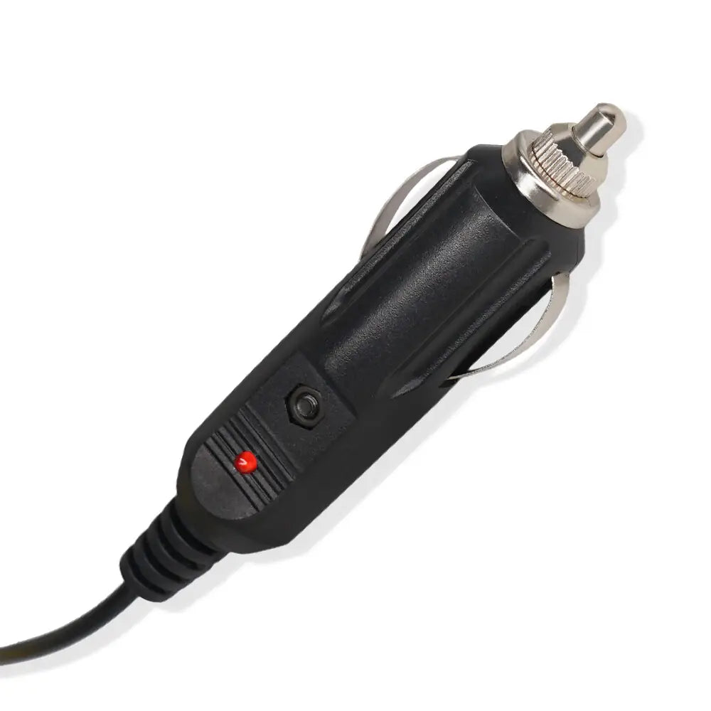 schwarzes 12-V-Gleichstrom-Autoladegerät mit silbermetallischem Stecker und roter Kontrollleuchte für die Verwendung mit Baofeng UV5RE 5RA