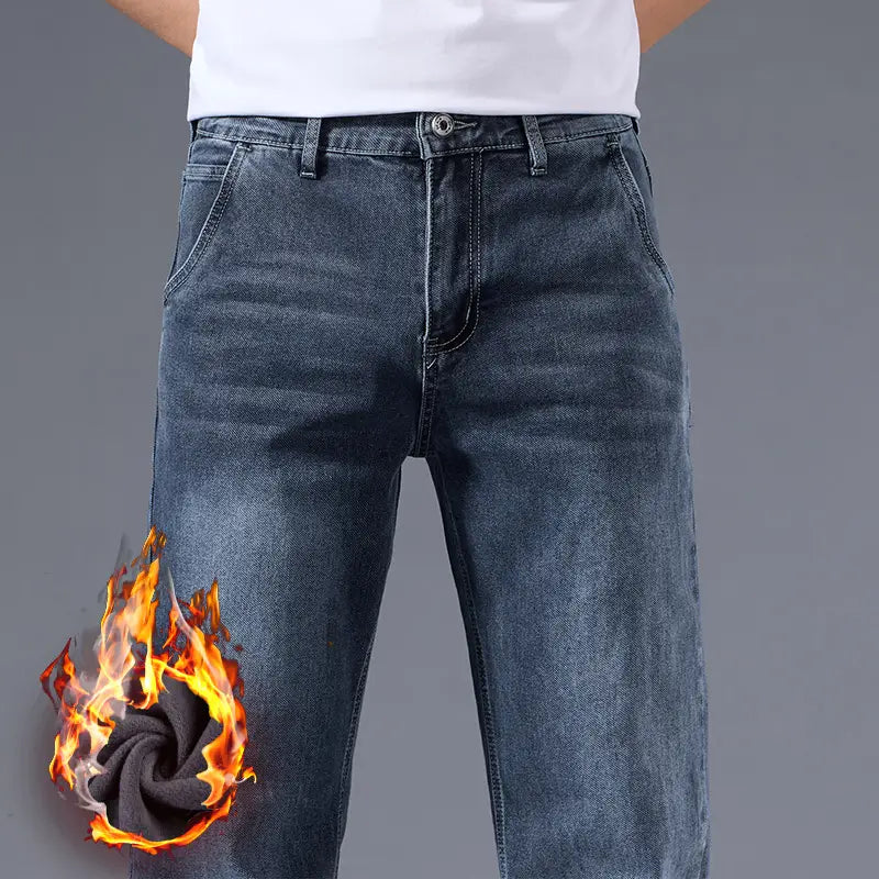 Jeans rétro délavés coupe droite ample pour hommes en denim bleu foncé, avec une doublure intérieure en molleton visible pour plus de chaleur et de confort.