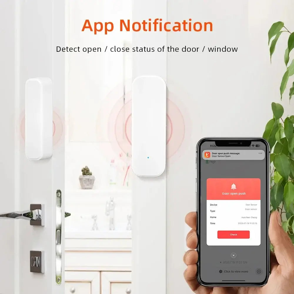 Capteur de fenêtre de porte Zigbee rectangulaire blanc avec petit voyant lumineux bleu monté sur un cadre de porte compatible avec Google Assistant pour l’automatisation des scènes intelligentes.