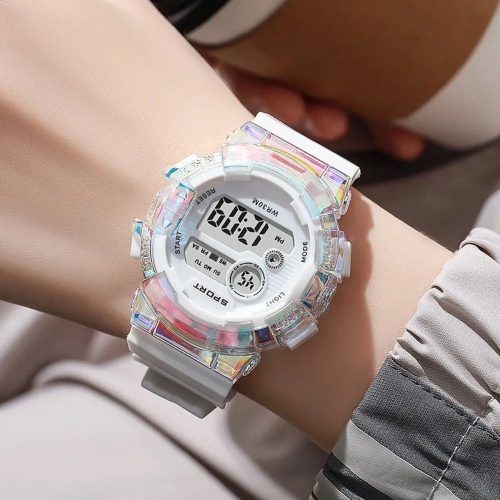 reloj digital deportivo iridiscente para niños con esfera blanca, material de caja de resina transparente con matiz arcoíris e material de correa de silicona, con batería incluida.