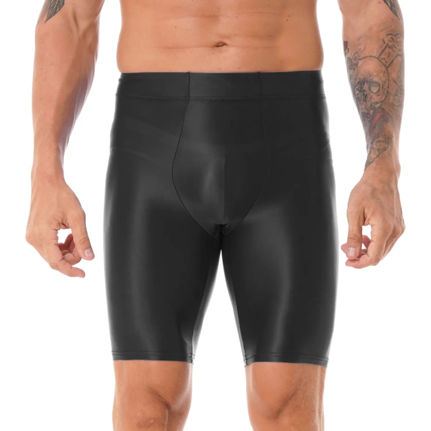 Camiseta de compresión para hombre de manga larga y acabado brillante combinada con shorts de compresión para hombre negros, brillantes y ajustados, mostrada desde el lado trasero