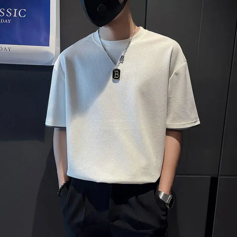 T-shirt blanc à manches courtes et col ras du cou en maille côtelée pour homme, avec un motif texturé.