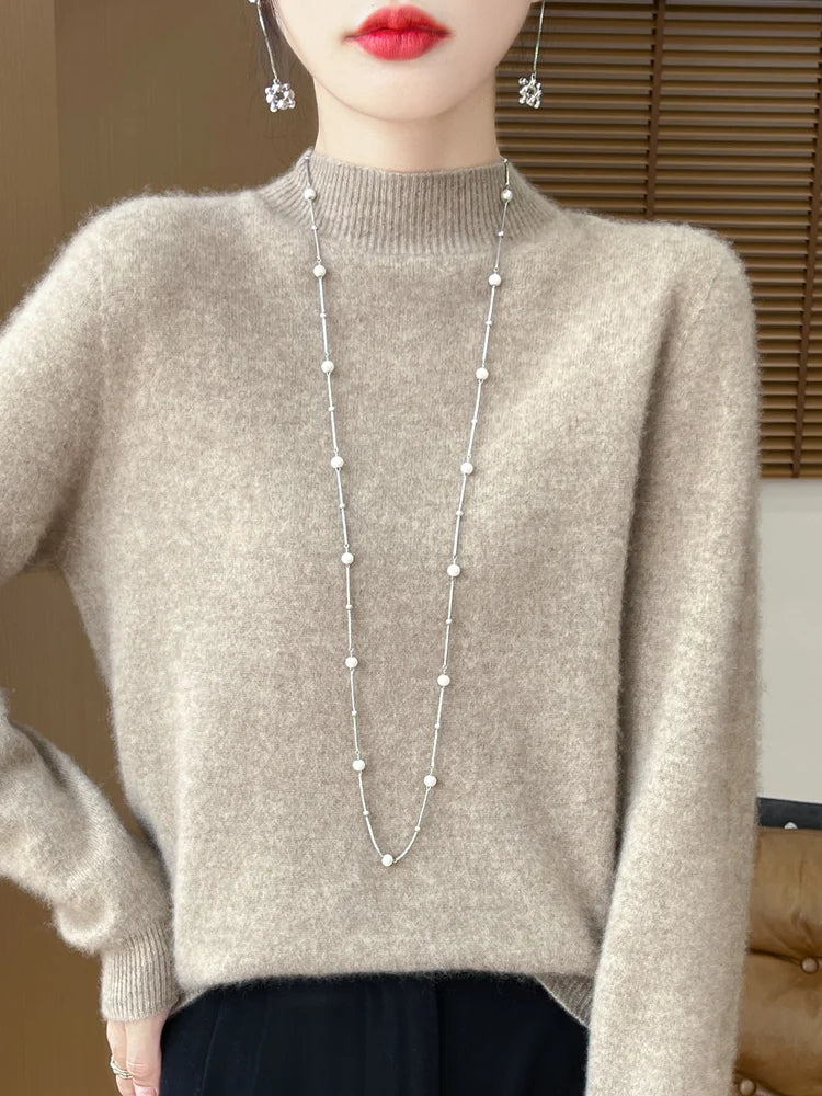 Ein beiger Merino-Wollpullover für Damen mit hohem Kragen, weicher flauschiger Kaschmir-Textur und langen Ärmeln.