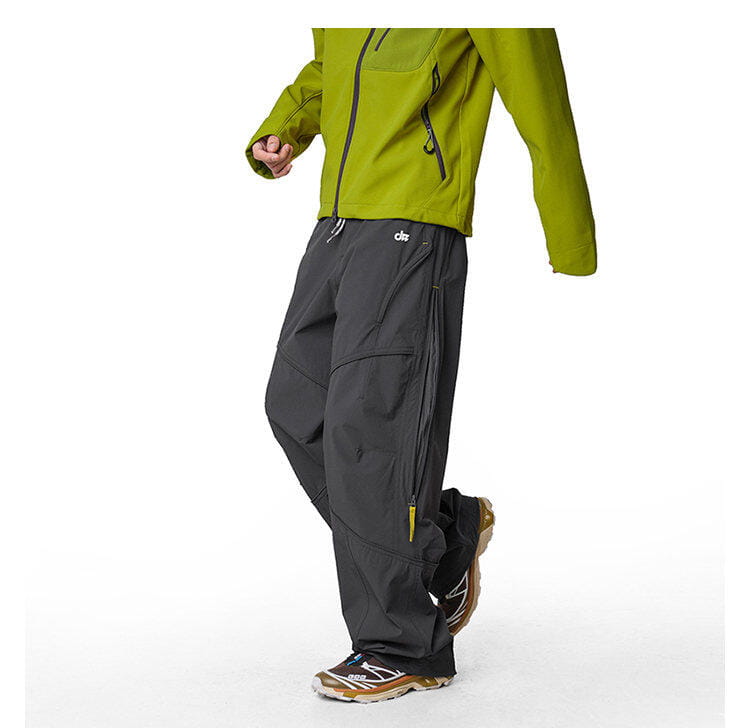 Los pantalones cargo impermeables de senderismo para hombre en gris oscuro presentan un tejido de secado rápido resistente al agua, múltiples bolsillos con cremallera y un logotipo de marca sutil en la cinturilla.