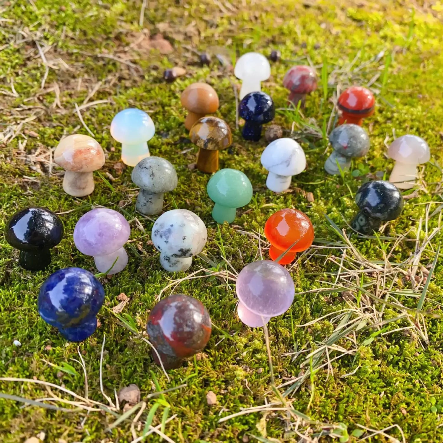 Una colección de figuras de hongos de gema translúcida y colorida en azul, verde, morado y naranja de cristal natural para la decoración de mini jardines.