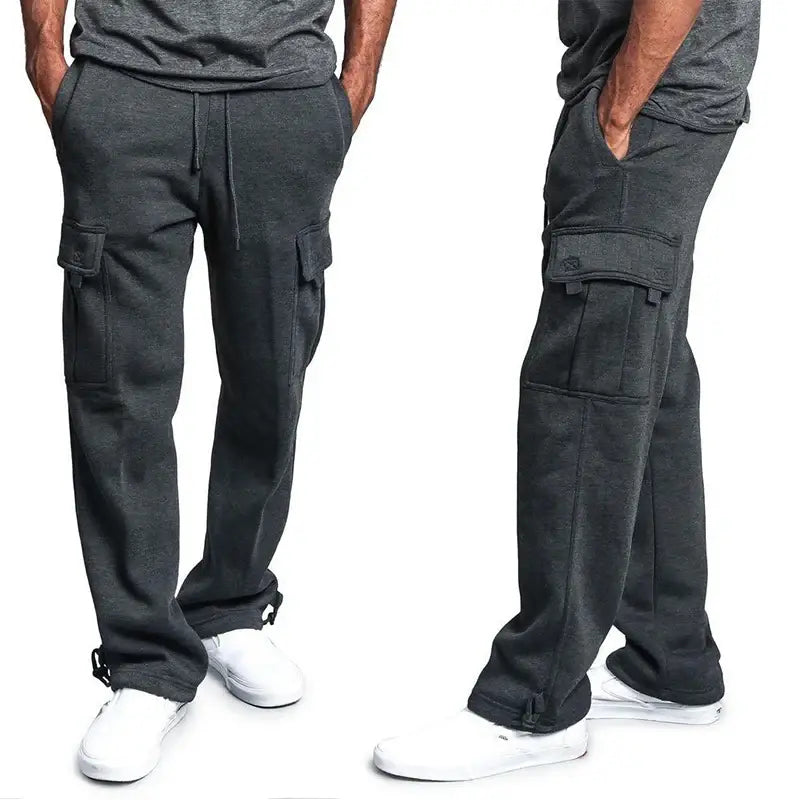 Pantalon cargo homme en molleton gris foncé, doté de plusieurs poches et d’une taille à cordon de serrage.