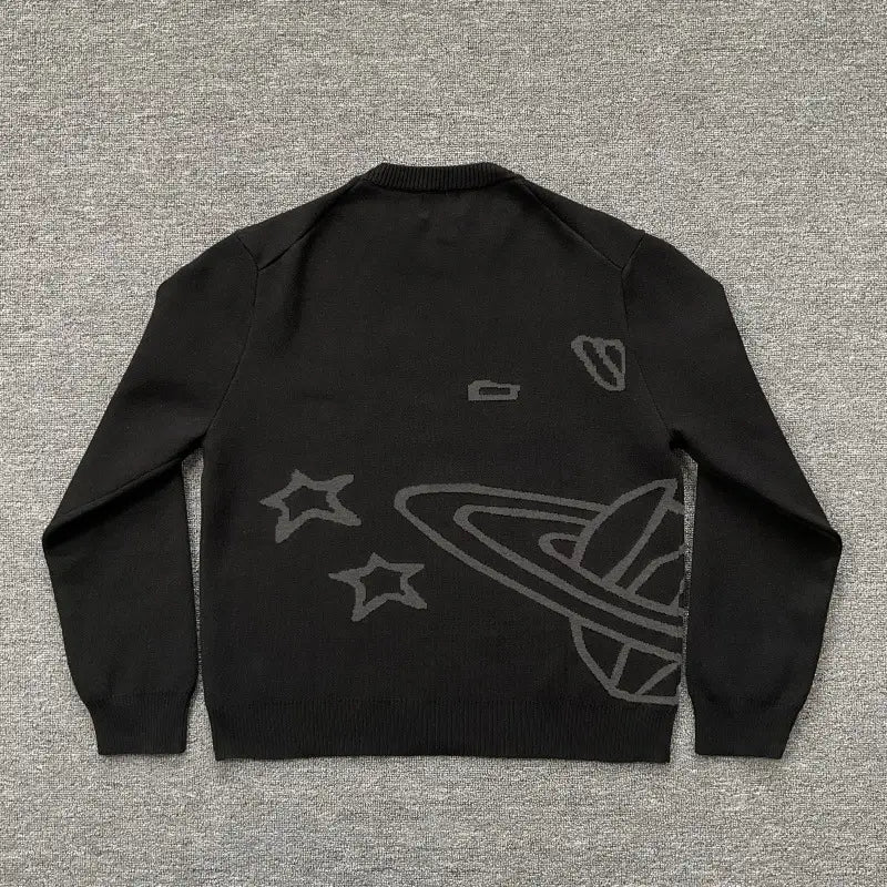 cardigán de punto negro con un diseño bordado gris de Saturno con anillos y estrellas de la colección de suéter de punto con bordados y gráfico