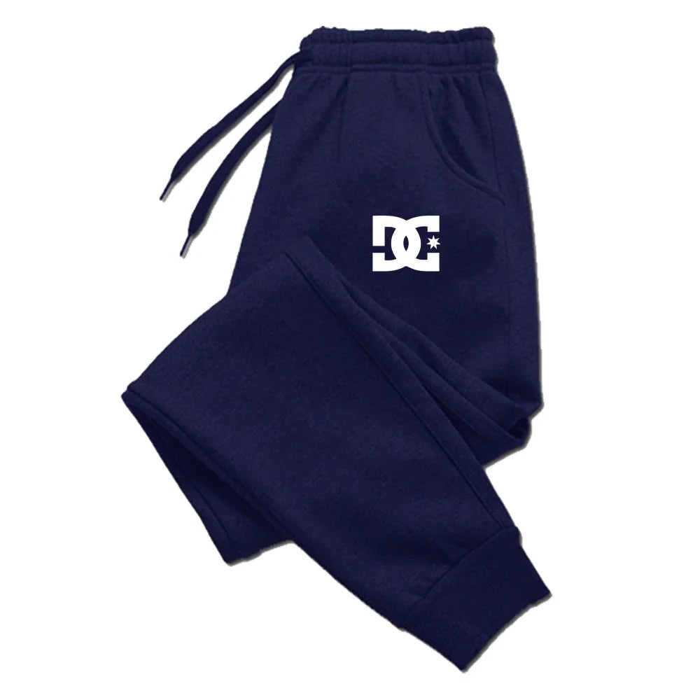 Dunkelblaue Dc Shoes Herren-Jogginghosen, legere Sweatpants, mit einem weißen Logo auf dem linken Oberschenkel.