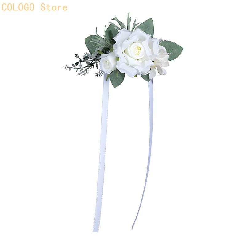 Hochzeitsrosen-Boutonniere aus Seidenblumen, Zubehör mit einer weißen künstlichen Rose, grünen Blättern, silbernen Akzenten und einer weißen Schleife.