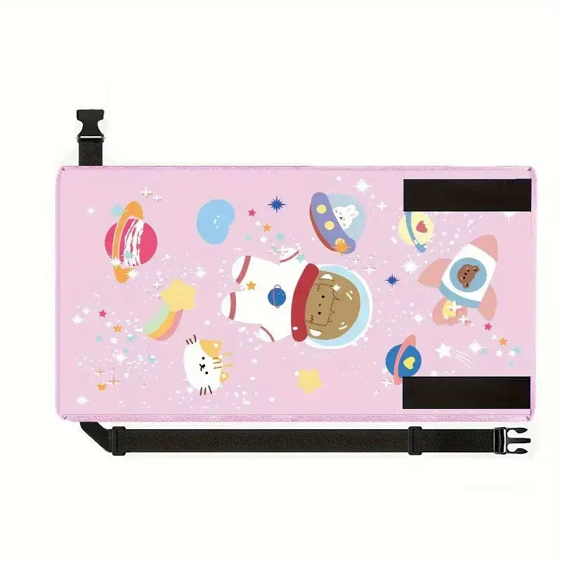 rosa Kinder-Flugzeugsitzverlängerung, Reise-Fußstütze mit Weltraum-Thema für die Laptoptasche, mit niedlichen Cartoon-Astronauten, Planeten und Raketen auf weichem Pastellhintergrund sowie schwarzen verstellbaren Riemen