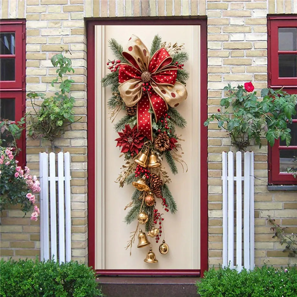Una corona festiva para la puerta de Navidad roja y dorada con ramas de pino, bayas, campanillas y un gran lazo rojo con lunares.
