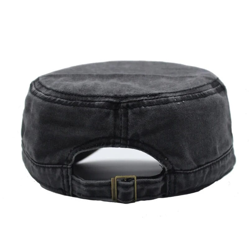 Casquette militaire en coton denim noir, présentée de dos, avec une bride à boucle réglable, design de casquette de cadet en denim vintage.