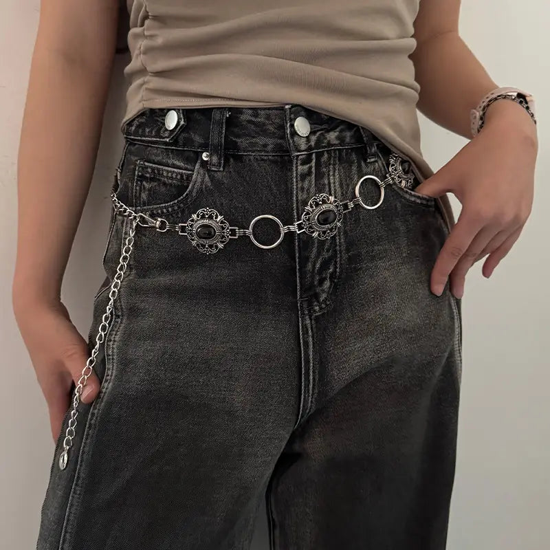 Ceinture de hanche en chaîne argentée pour femme, ornée de médaillons floraux complexes et de maillons circulaires, avec une extrémité de chaîne pendante, pour une utilisation en tant que ceinture de hanche style gothique punk pour cosplay