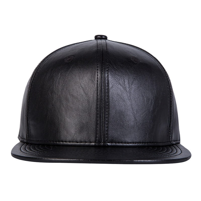 Gorra tipo snapback de cuero negro con visera plana, que presenta paneles cosidos y cierre tipo broche.