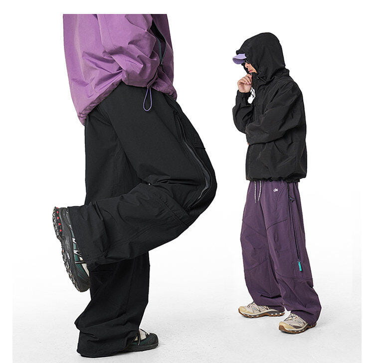 pantalones cargo impermeables de senderismo para hombre en negro y morado, con material de secado rápido, detalles de cremallera y bolsillos cargo.