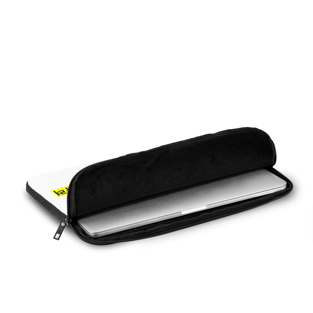 schwarze maßgeschneiderte Laptoptasche aus Polyester mit Reißverschluss und weichem Innenfutter, ausgelegt zum Schutz und Transport eines silbernen MacBook