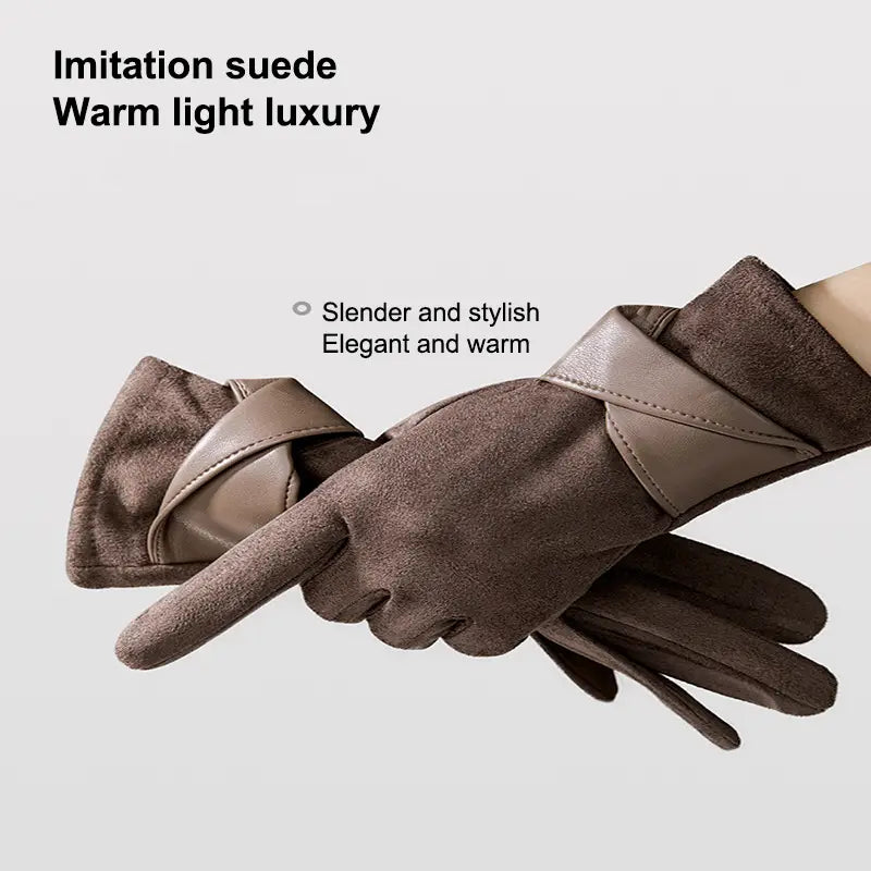 Un par de guantes de invierno para mujer con pantalla táctil de ante sintético marrón, con diseño de lazo de terciopelo y detalles contrastantes de cuero color cuero en la muñeca y los dedos, mostrados desde el lado posterior.