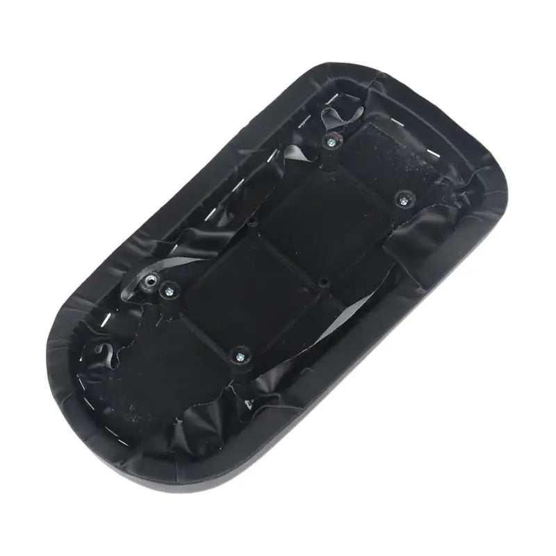 base del asiento de motocicleta de plástico negro con contornos moldeados y fijaciones con tornillos mostradas desde el lado posterior para el conjunto de almohadilla del respaldo del asiento trasero de patinete eléctrico.