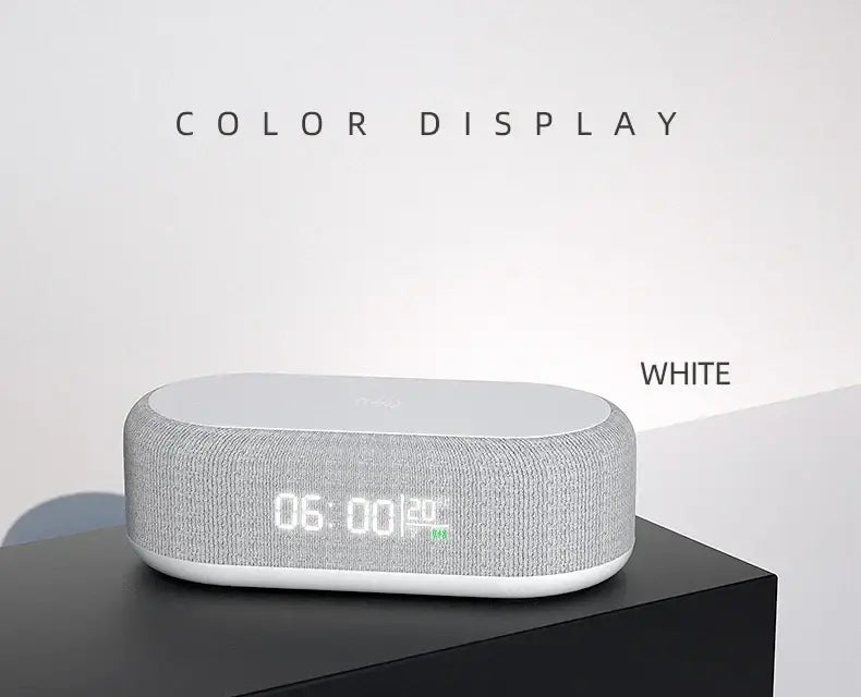 Reloj despertador de alarma inalámbrico con tela de textura gris, con parte superior y base blancas, que incorpora una pantalla digital de color para mostrar la hora y la función de modo de ahorro de energía.