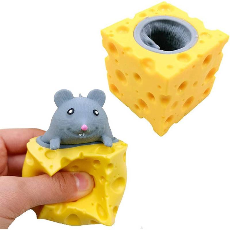 gelber, käseförmiger Stressabbau-Entlaster mit einer grauen Mausfigur, die oben aufgesetzt ist, von vorne betrachtet, als Käse-Maus-Becher-Sinnes-Fidget-Spielzeug