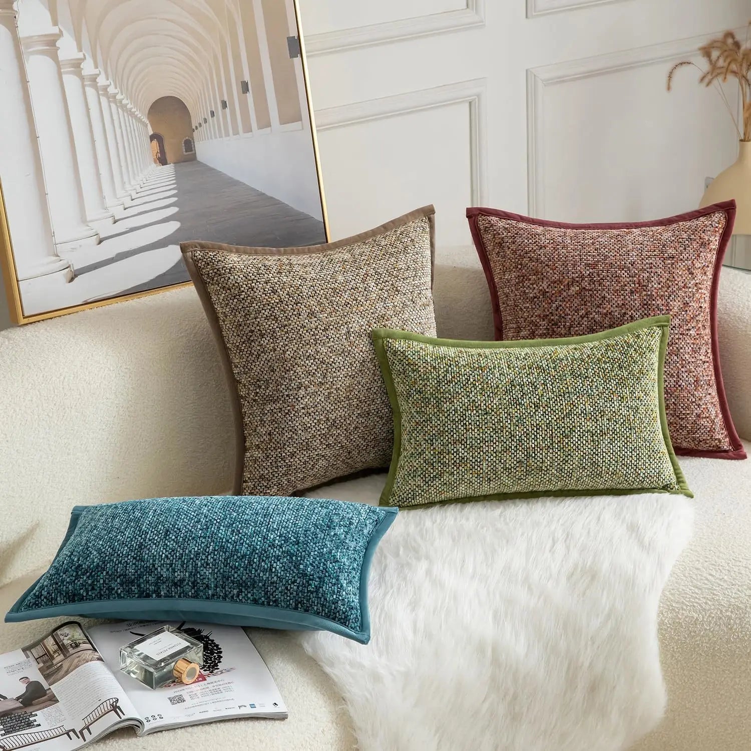 811OMI9ZLbL._AC_SL1500_.jpg Lot de quatre housses de coussin d’appoint en chenille dans des tons terreux, avec un fini de tissu tissé texturé et un passepoil contrastant de couleur unie pour des coussins décoratifs.