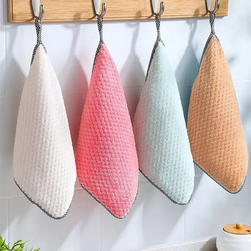 Quatre essuie-tout de cuisine en microfibre de couleurs vives en blanc, rose, bleu clair et beige, avec tissu texturé suspendu à des crochets, dans un lot de 10