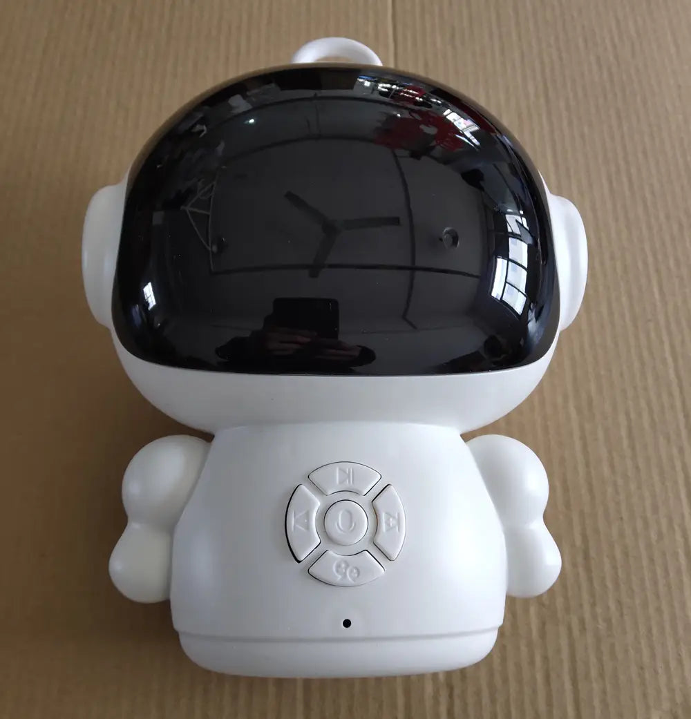 光沢のある黒いドーム型の頭部と胸部の円形コントロールボタンを備えた白色のロボット形状の目覚まし時計で、スマートAI学習およびチャットモード連携に対応するよう設計されています。