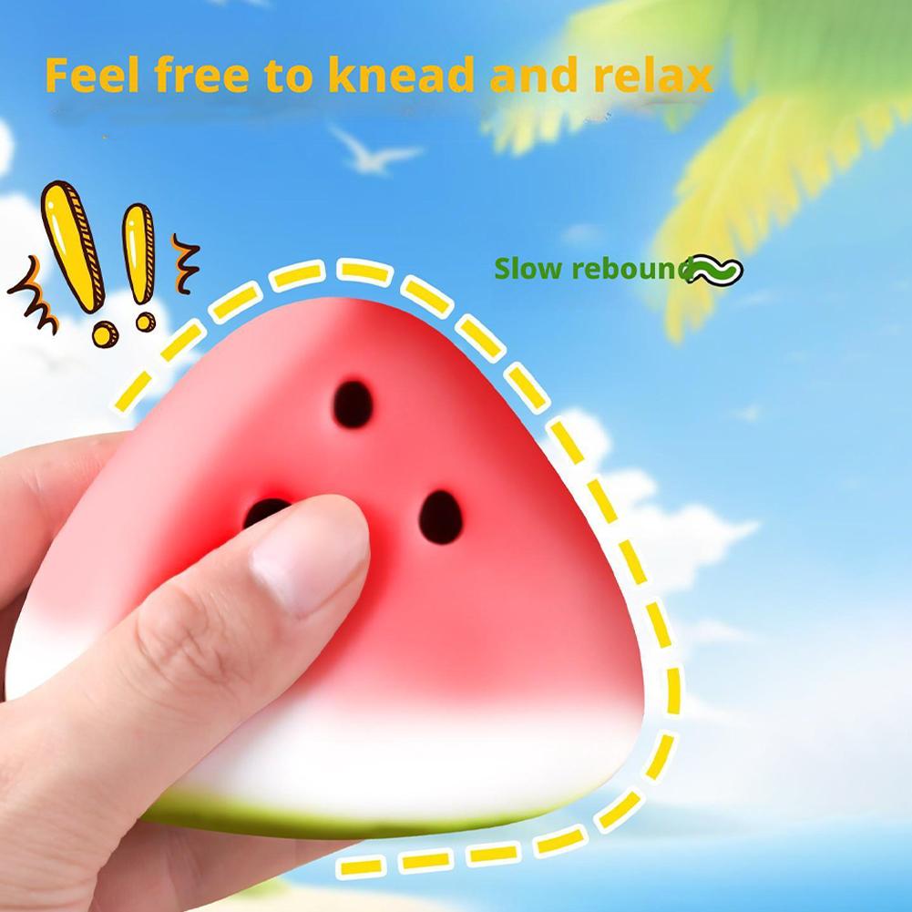 ein rosa-weißer, Wassermelonen-förmiger Soft-Squeeze-Gegenstand zur langsamen Steigerung mit schwarzen Samendetails, entworfen als taktiler Stressabbau.