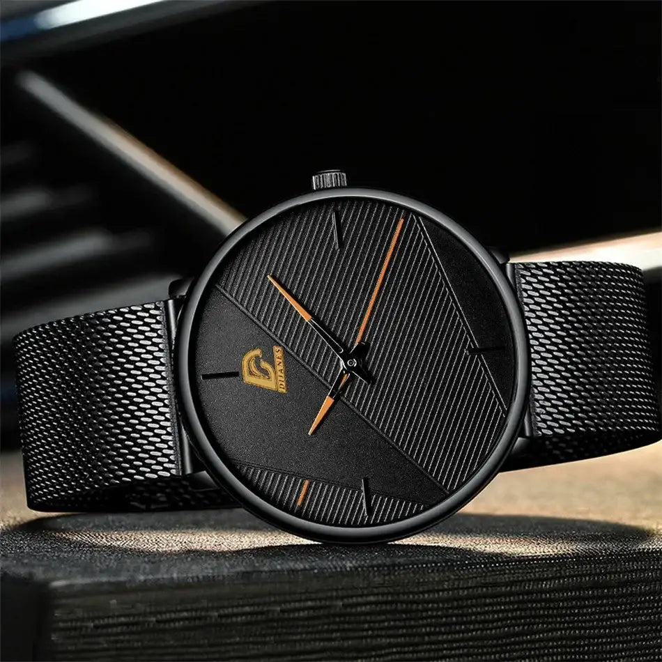 Herrenarmbanduhr aus schwarzem Mesh, Quarz, mit einem eleganten minimalistischen Design: goldfarbene Zeiger und Indexe auf einem strukturierten Zifferblatt.