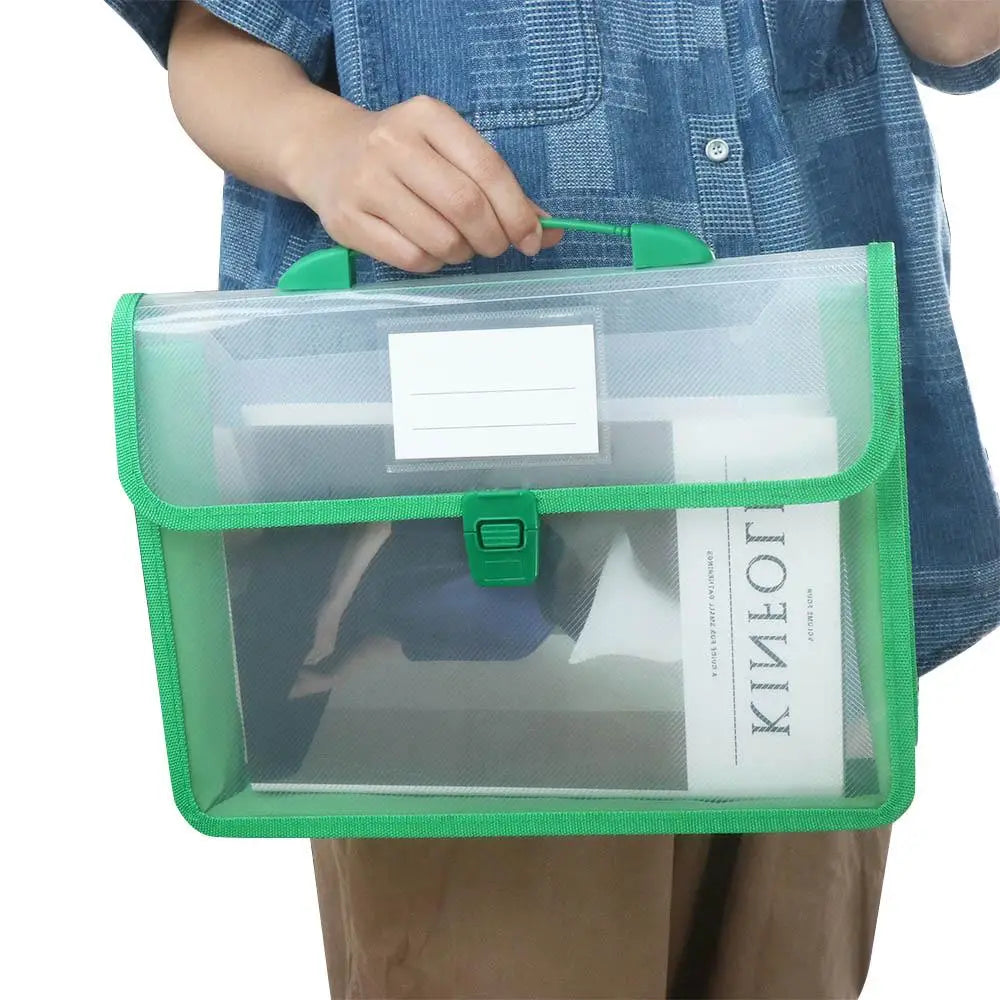 Porte-documents de type organisateur pour documents A4 extensible, dossier-sac en matériau transparent avec liseré vert, poignée et fermoir pour un rangement sécurisé des documents.