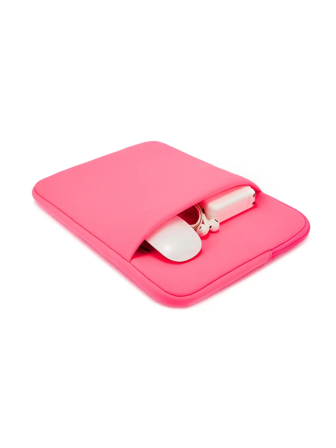 Eine lebhaft pinkfarbene multifunktionale Neopren-Laptoptasche für Laptops von 11 bis 17 Zoll mit einem Frontfach zur Aufbewahrung einer weißen Maus und eines Ladekabels.