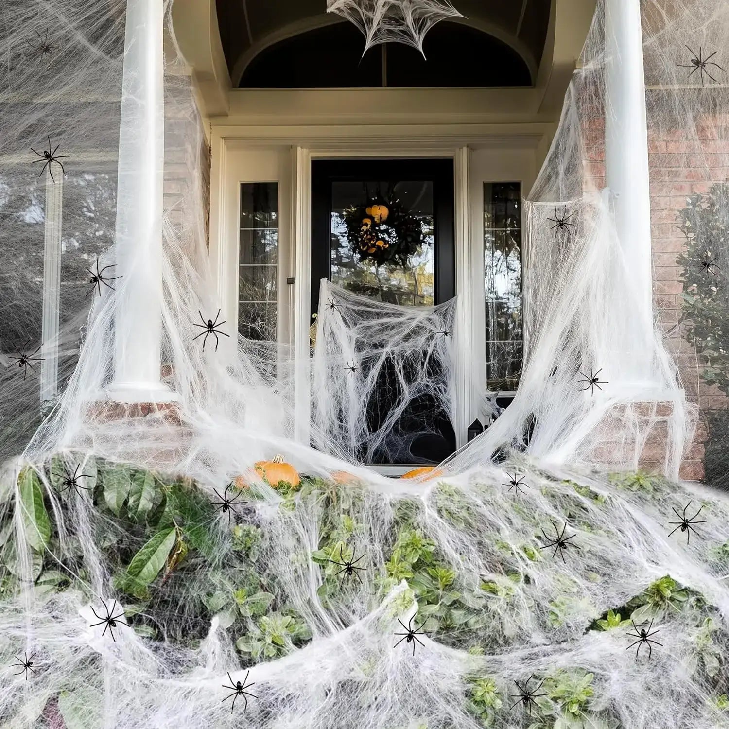 telarañas blancas semitransparentes de máxima elasticidad con arañas de plástico negras dispersas para decoraciones de fiesta de Halloween