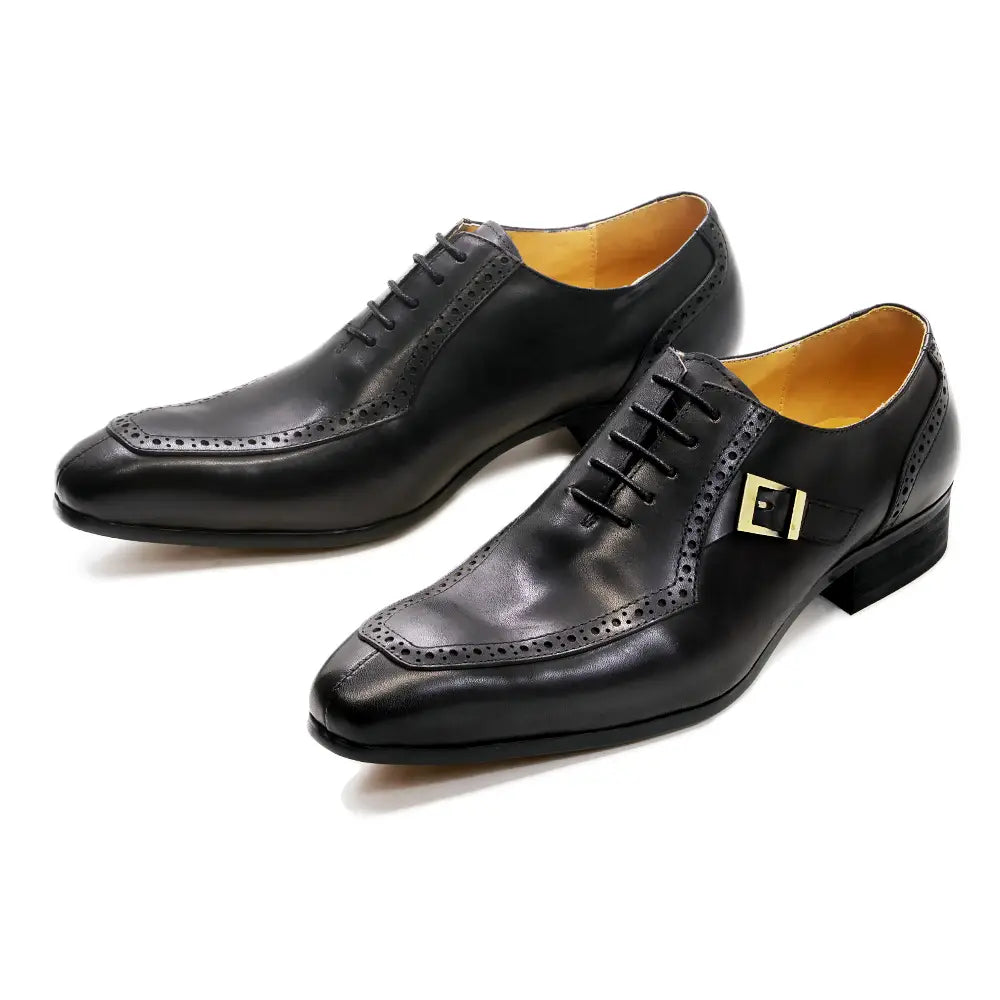 Chaussures de ville à bout brogue type derby Oxford pour homme en cuir véritable noir, avec des détails brogue et une boucle ton or sur le côté.