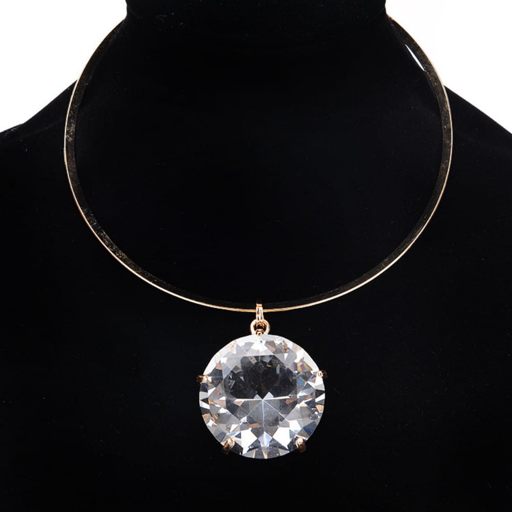 Eine Choker-Kette mit Strassstein in Form eines funkelnden Kristalls verfügt über einen klaren, funkelnden Kristallanhänger, der von einem schlanken goldfarbenen Band herabhängt, das für Partyschmuck entworfen wurde.