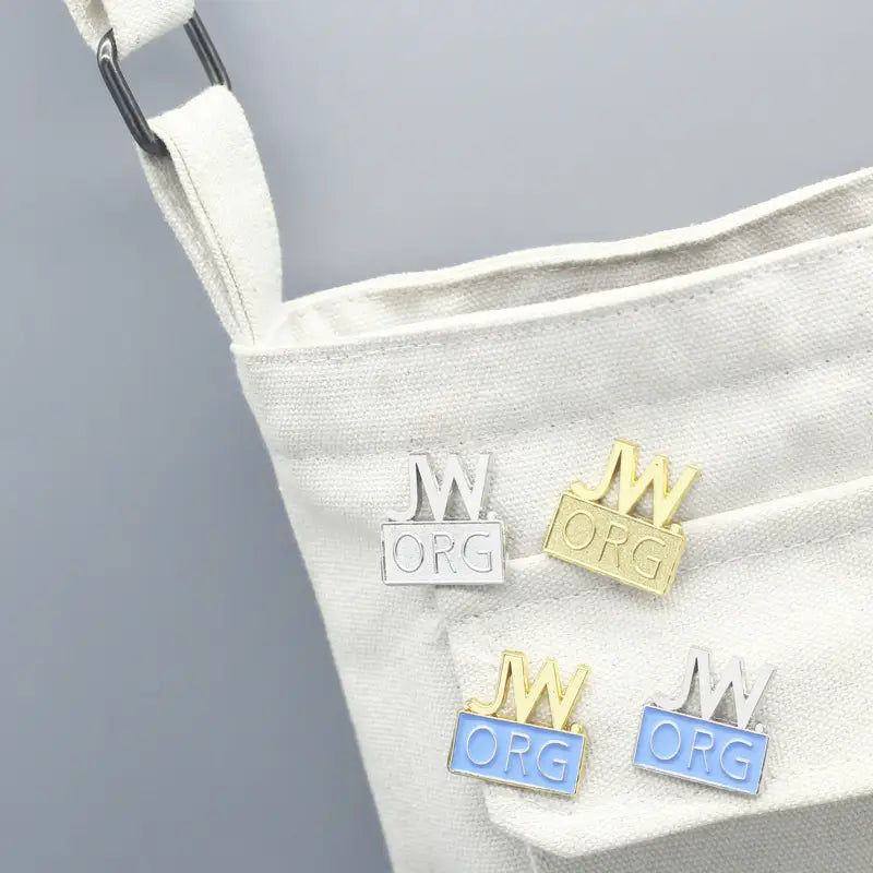 Épingles-broches émaillées argent et or arborant le logo de l’organisation jw avec un motif de couronne, dans un ensemble d’épingle-broches émaillées de l’organisation jw.