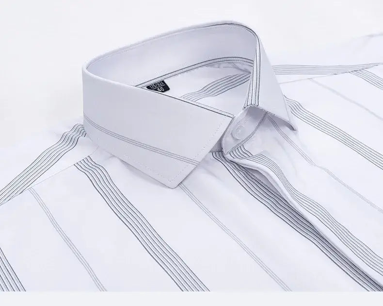 Chemise habillée à poignets français blanche et éclatante, avec de discrètes rayures fines gris clair et un col classique pointu, présentant des boutons de manchettes élégants.