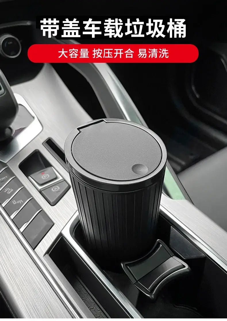 papelera cubo de almacenamiento para basura del automóvil de tipo de prensado con plástico negro acanalado, con tapa abatible, mostrada desde el ángulo frontal