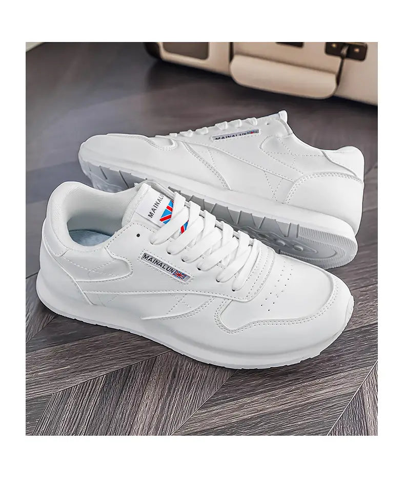 Herren-Freizeitsneaker aus weißem Leder mit klassischem Low-Top-Design und dezenten Markenzeichen an der Seite, geeignet für Sport und den Alltag.