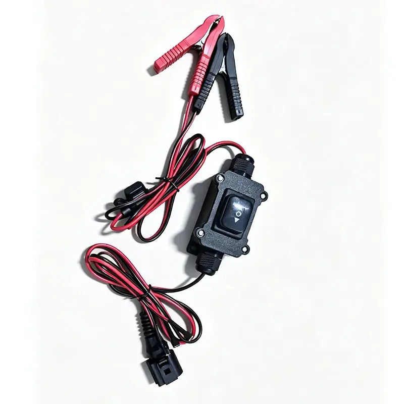 Werkzeug zum Lösen des EPB-Bremssattels für den Elektromotor aus schwarzem Kunststoff zur Reparatur am Fahrzeug, mit roten und schwarzen Klemmen sowie gewickelten Kabeln