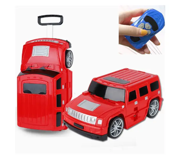 Roter ferngesteuerter Hummer-Kinderfahrzeug auf einem Gepäckkoffer mit silbernen Rädern und schwarzem Griff.